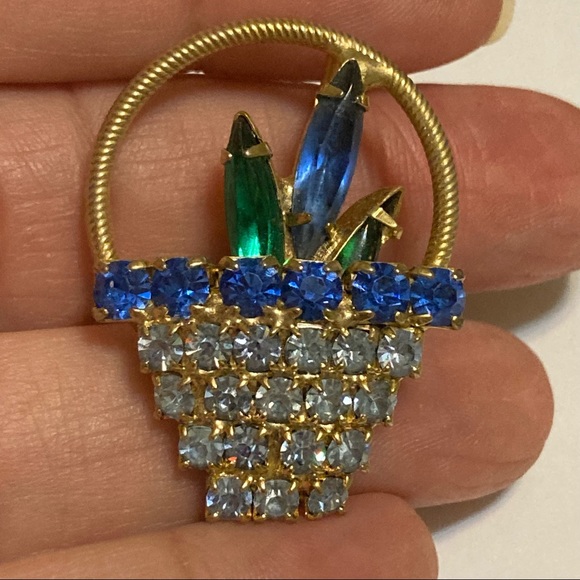Vintage Jewelry - SAPPHIRE AND RHINESTONE UNIQUE VINTAGE FLOWER BASKET GOLD TONE PIN BROOCH